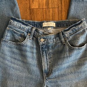 Abercrombie & Fitch Ultra High Rise, The ‘90s straight,  Curve Love, Size 29 8L